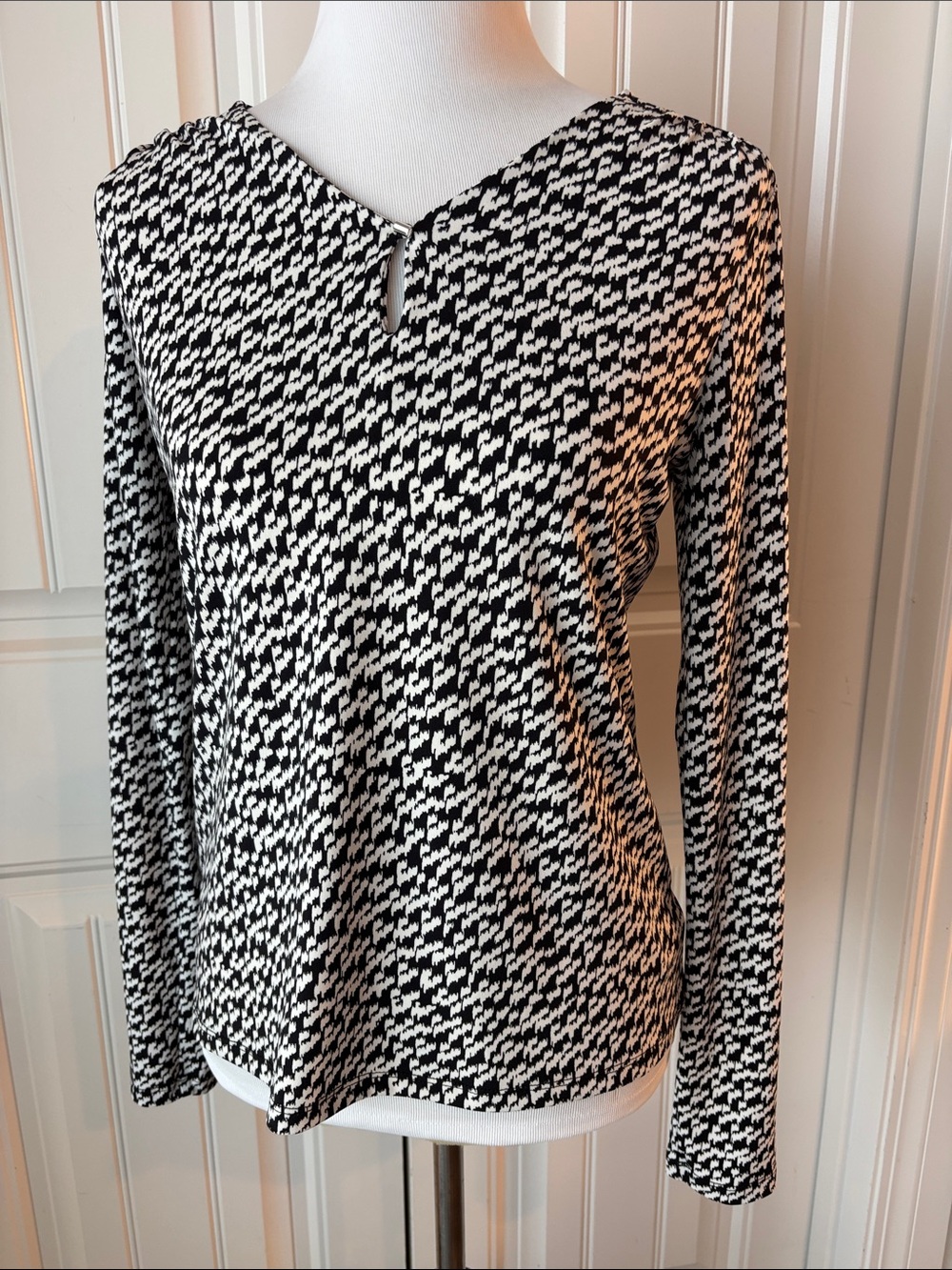 Tahari Black & White Geometric Print Keyhole Long Sleeve Top - Size Small